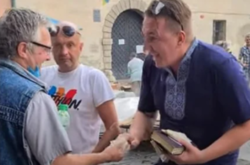 Чоловік, який назвався мільярдером з Німеччини, на одному з російських YouTube-каналі що він любить Путіна, а українці та росіяни є одним народом.