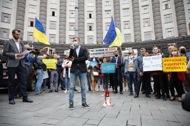 Під Кабміном мітингувальники вимагають відкрити українські кордони (фото)