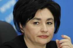 Відома письменниця радить українцям припинити «смішити коміка» 