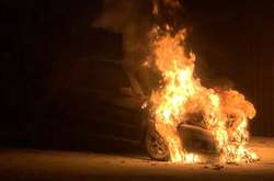 Правоохоронці Києва встановлюють причини займання автівки Лероса