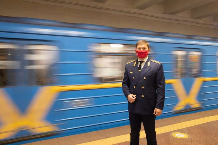 Київський метрополітен зупинився на хвилину для вшанування з нагоди Дня пам'яті захисників України