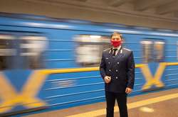 Київський метрополітен зупинився на хвилину для вшанування з нагоди Дня пам'яті захисників України