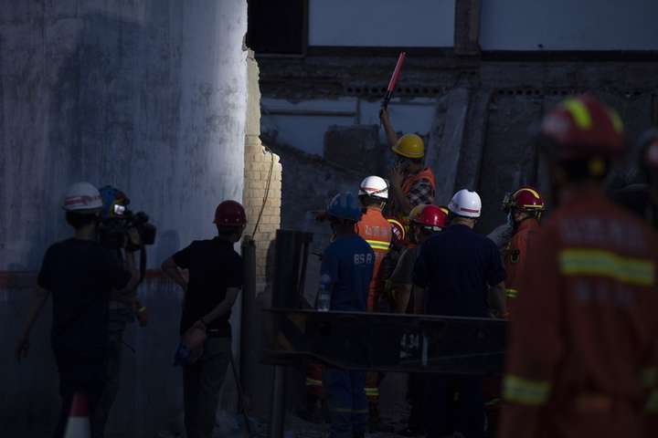 У Китаї внаслідок обвалу будівлі ресторану загинули 17 осіб
