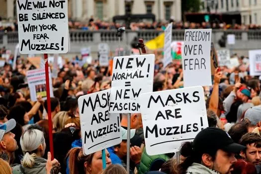 У Лондоні тисячі людей вийшли на протест проти масок і вакцинації