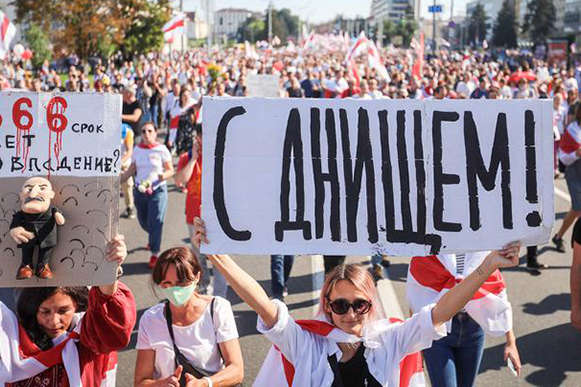 День народження Лукашенка. У центрі Мінська на протест вийшли 200 тисяч людей (відео)