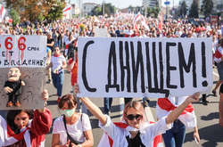 День народження Лукашенка. У центрі Мінська на протест вийшли 200 тисяч людей (відео)