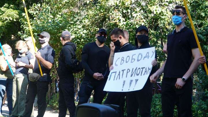 Нападение на автобус под Харьковом: суд арестовал подозреваемых без права залога 