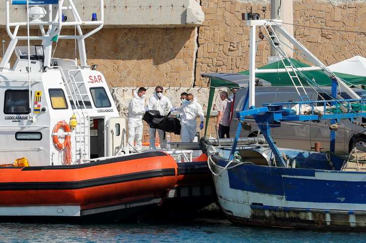 Біля Італії загорівся човен з мігрантами: є жертви