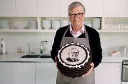 Білл Гейтс спік до 90-річчя Баффетта торт з його портретом: відео