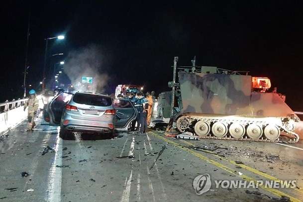 У Південній Кореї американський броньовик в'їхав в авто, є жертви