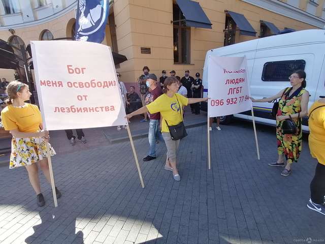 В Одессе националисты силой остановили марш ЛГБТ-активистов (фото)