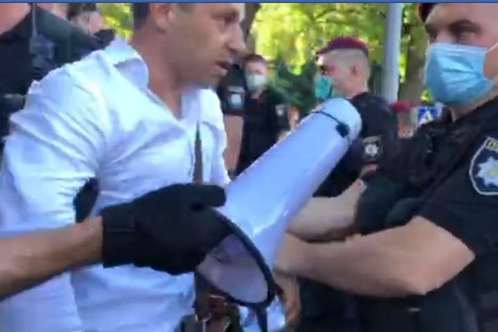 Під «Парковим», де виступав Зеленський, поліція жорстко розганяла демонстрантів