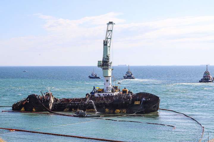 Екоінспекція: підняття танкера Delfi в Одесі не забруднило Чорне море