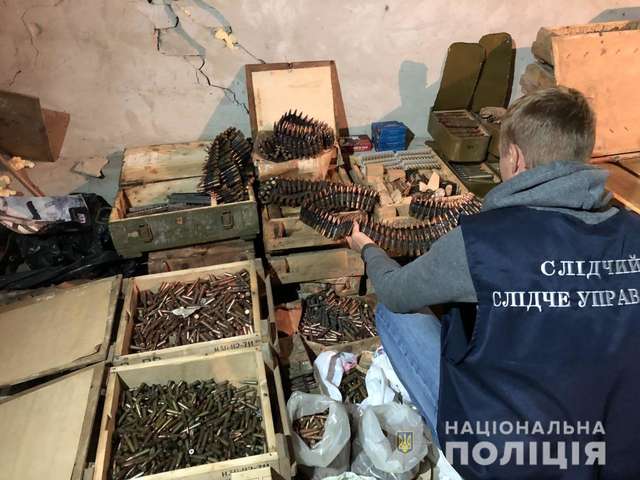 Под Харьковом полиция обнаружила схрон оружия и боеприпасов (фото, видео)