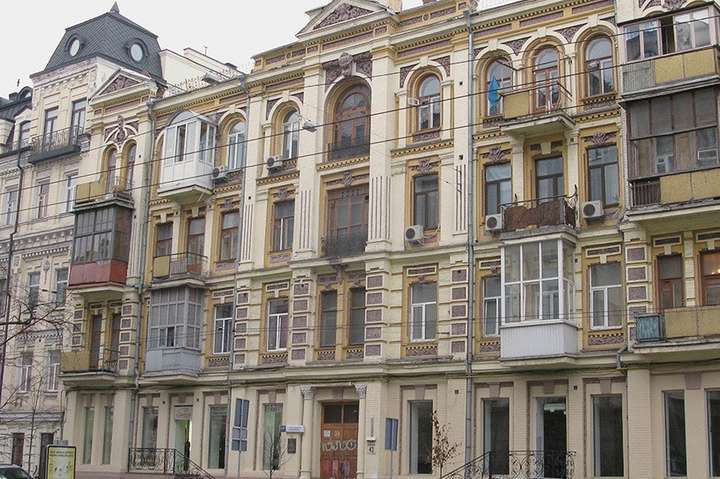 У Києві хочуть заборонити склити балкони і вішати кондиціонери на старі будинки