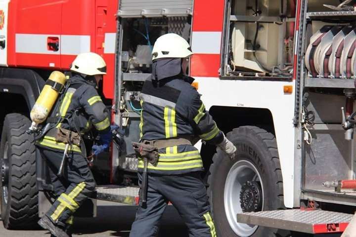 Через пожежу рятувальники евакуювали мешканців багатоповерхівки в Києві
