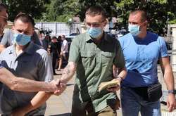 Невідомі напали на активіста Стерненка під будівлею суду: подробиці 