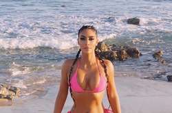 Огромная грудь и пышные бедра: Ким Кардашьян порадовала фанатов фото в неоновом бикини