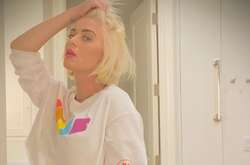 «Бабушкины» трусы и лифчик для кормления: Кэти Перри после родов шокировала честным селфи