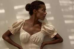  23-летняя модель Тина Кунаки  в смелом наряде появилась на светском вечере 
  