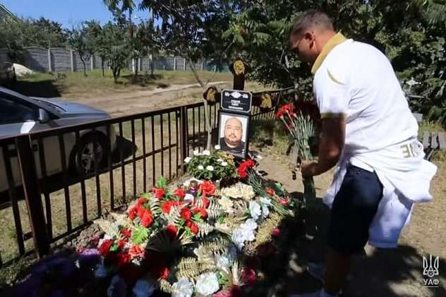 Андрій Шевченко поклав квіти на могилу померлого від коронавірусу лікаря збірної України (фото)