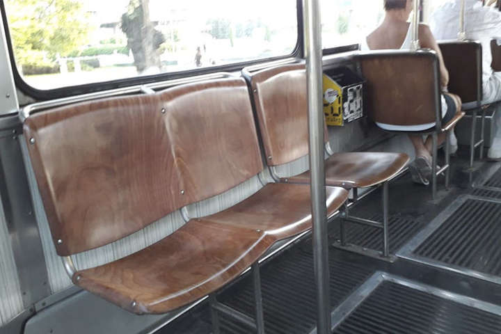 У вінницьких трамваях почали встановлювати додаткові сидіння
