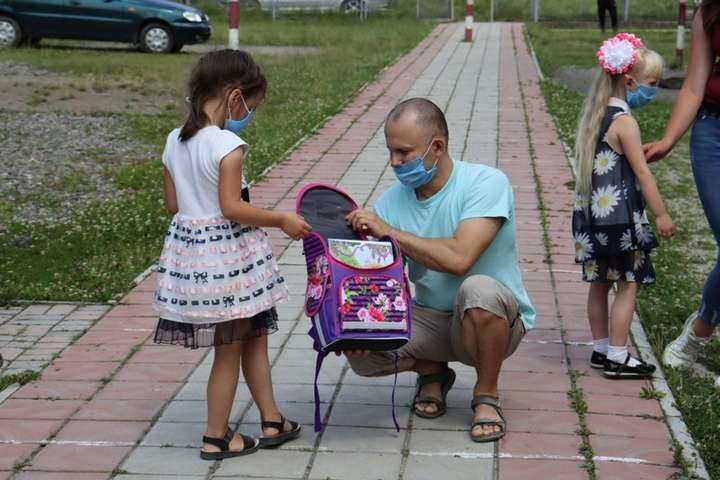Цьогоріч до школи пішло більше 428 тис першачків в Україні 