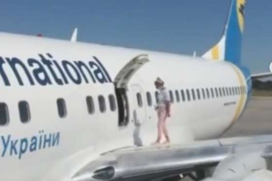 У «Борисполі» пасажирка вилізла на крило літака. МАУ відреагувало на інцидент (відео)