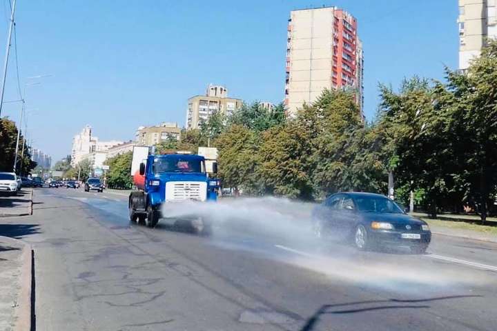 Спека в Києві: дорожники посилили полив вулиць (фото)