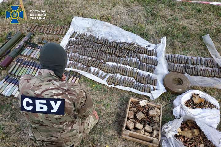 СБУ виявила на Луганщині схрон зі снарядами і гранатометами