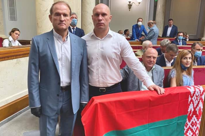 Медведчук і Кива принесли у Раду державний прапор Білорусі