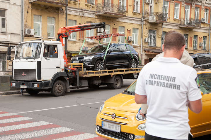 Інспекція з паркування евакуює автомобіль порушників - За два місяці «герої парковки» поповнили бюджет Києва майже на 2,7 млн грн