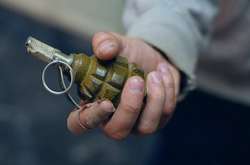 В урядовому кварталі столиці правоохоронці затримали чоловіка з гранатою