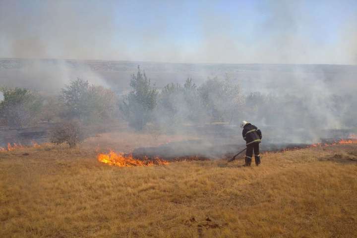 Під час пожежі на Луганщині стався вибух: поранено рятувальника