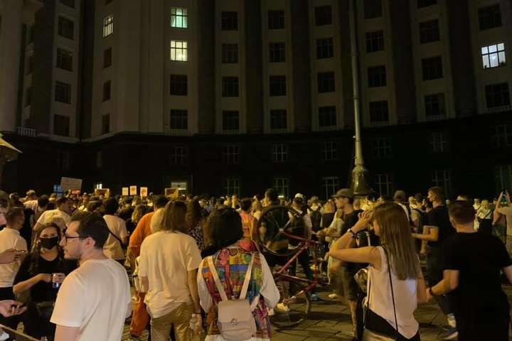 Пікет проти закриття дискотек: сотні людей танцювали під Кабміном
