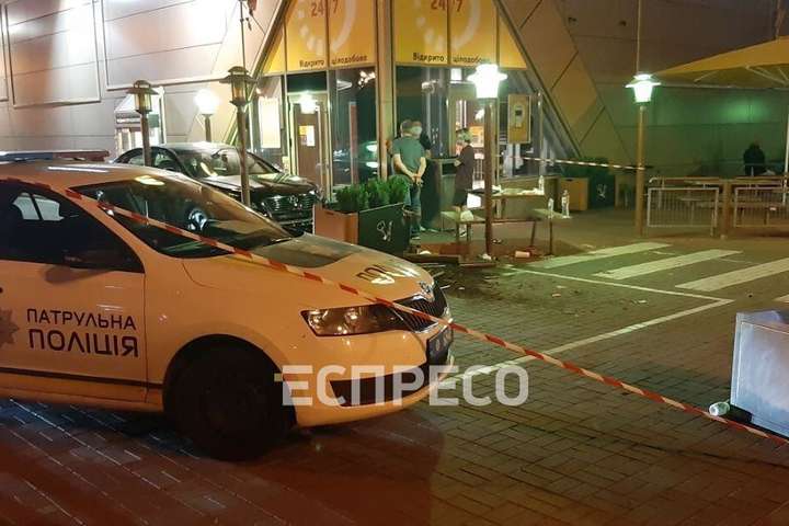 У Києві легковик вилетів на літню терасу McDonald's: є постраждалі