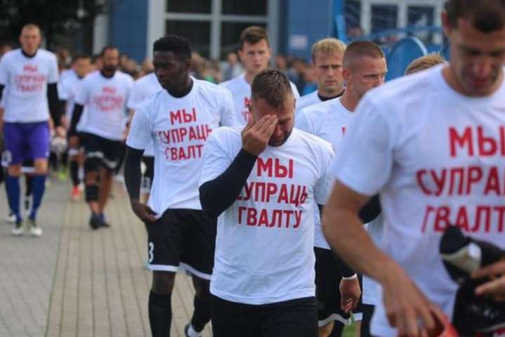 Футболісти білоруського клубу провели акцію протесту супроти затримання їх гравців ОМОНом (відео)