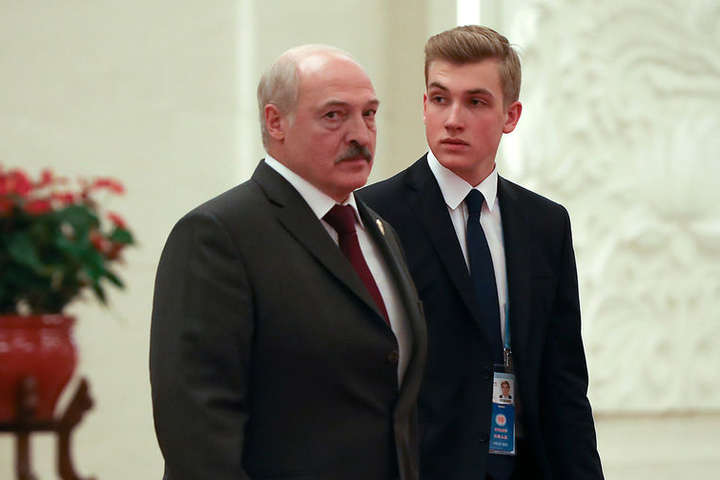 Лукашенко так сильно боится потерять власть, что взял в заложники собственного сына