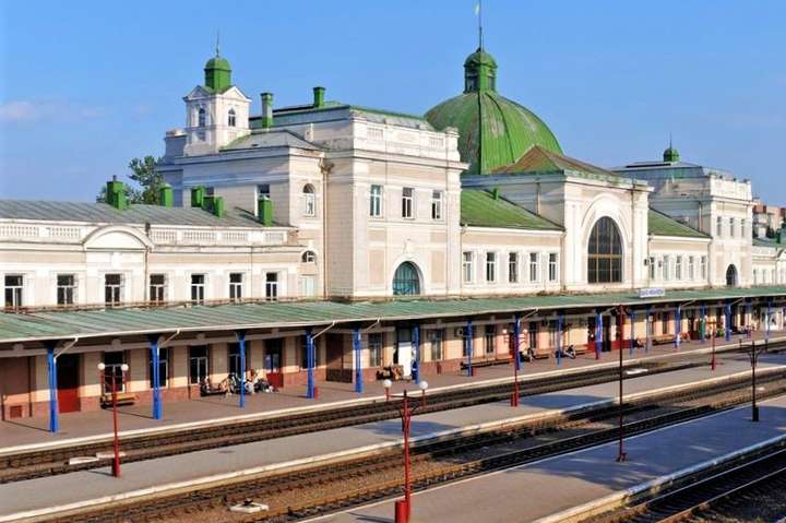 «Укрзалізниця» припинила посадку пасажирів на трьох станціях 