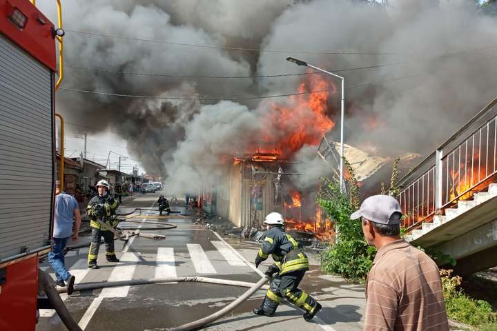 На ринку в селищі під Києвом серйозна пожежа (фото, відео)