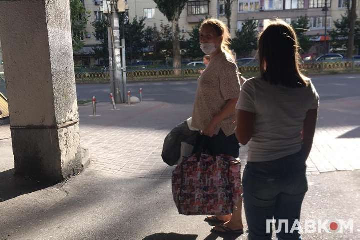 У центрі Києва затримали жінку з немовлям у торбі (фото, відео)