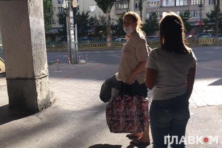 В центре Киева прохожие задержали женщину с младенцем в сумке (фото)