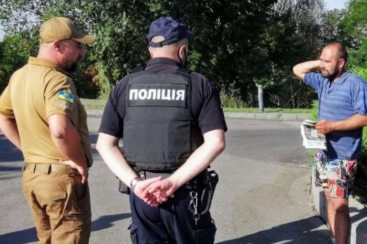 Охоронці затримала вандала біля найбільшого прапора України (фото)