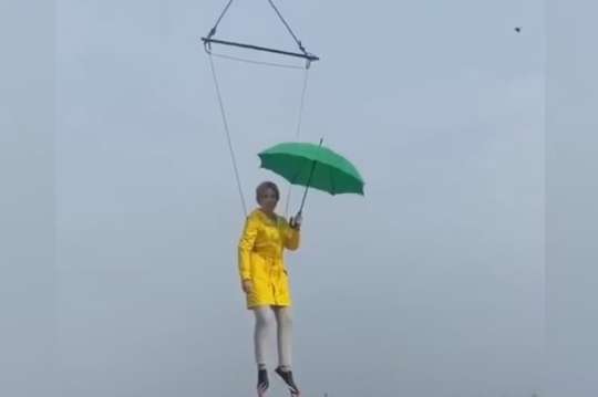 Ірина Верещук &laquo;літає&raquo; в повітрі з парасолькою - Кандидатка в мери Верещук відчула себе Мері Поппінс і злетіла над землею (відео)