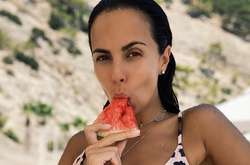 «Вкусная малышка» Каменских в бикини опасно поиграла с арбузиком (фото)