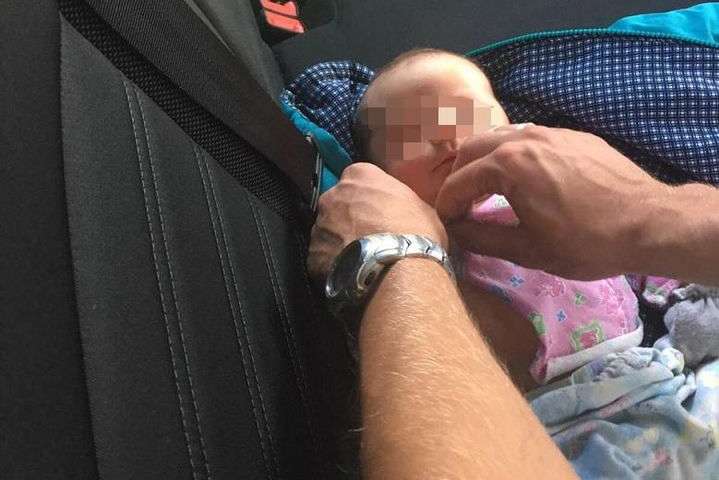 Немовля у торбі: поліція повідомила подробиці інциденту в центрі Києва (фото)