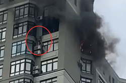 Драматичне відео. Людина під час пожежі у Києві вибралась на кондиціонер на висоті 24 поверху