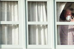 В красную карантинную зону попали города и районы семи областей Украины