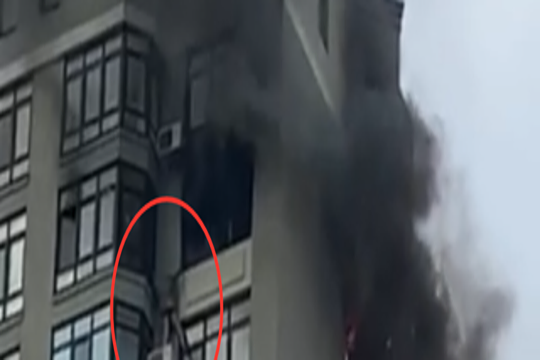 Драматичное видео. Человек во время пожара в Киеве выбрался на кондиционер на высоте 24 этажа
