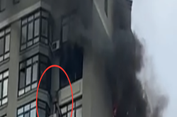 Драматичное видео. Человек во время пожара в Киеве выбрался на кондиционер на высоте 24 этажа